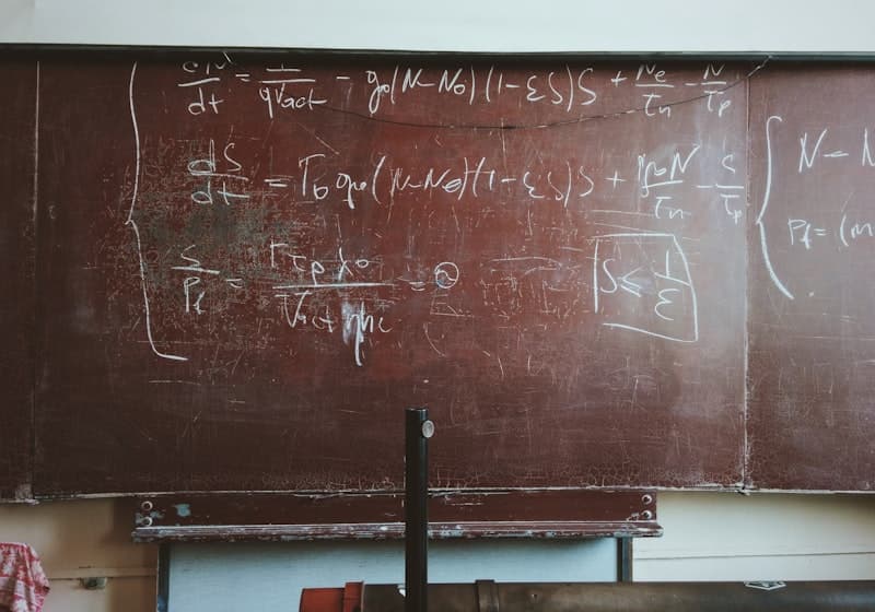Üzerinde matematik denklemleri yazılı bir kara tahta